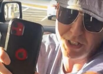 Man threatens to call ICE on Jack in the Box employees because he has to wait for his food